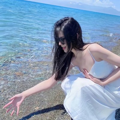 照片中的女孩